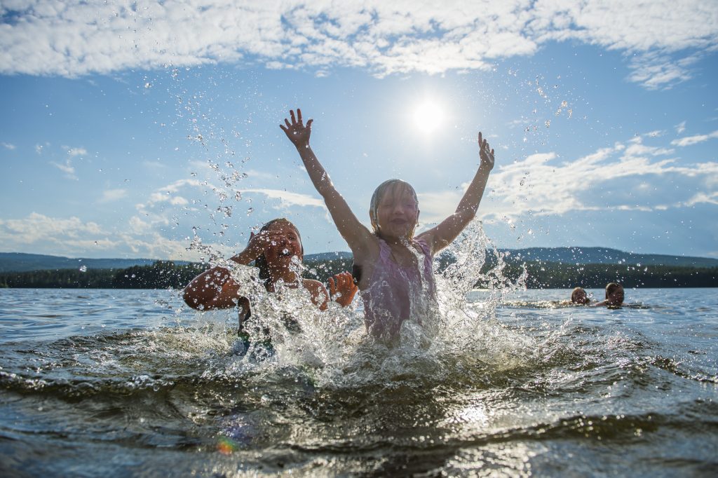 Bildet viser barn som leker i vann