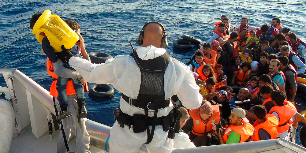 -Mennesker reddes om bord i Peter Henry von Koss i Hellas.