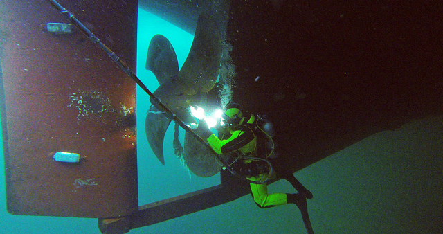 Bildet viser tau i propellen som fort kan oppstå under hummerfisket