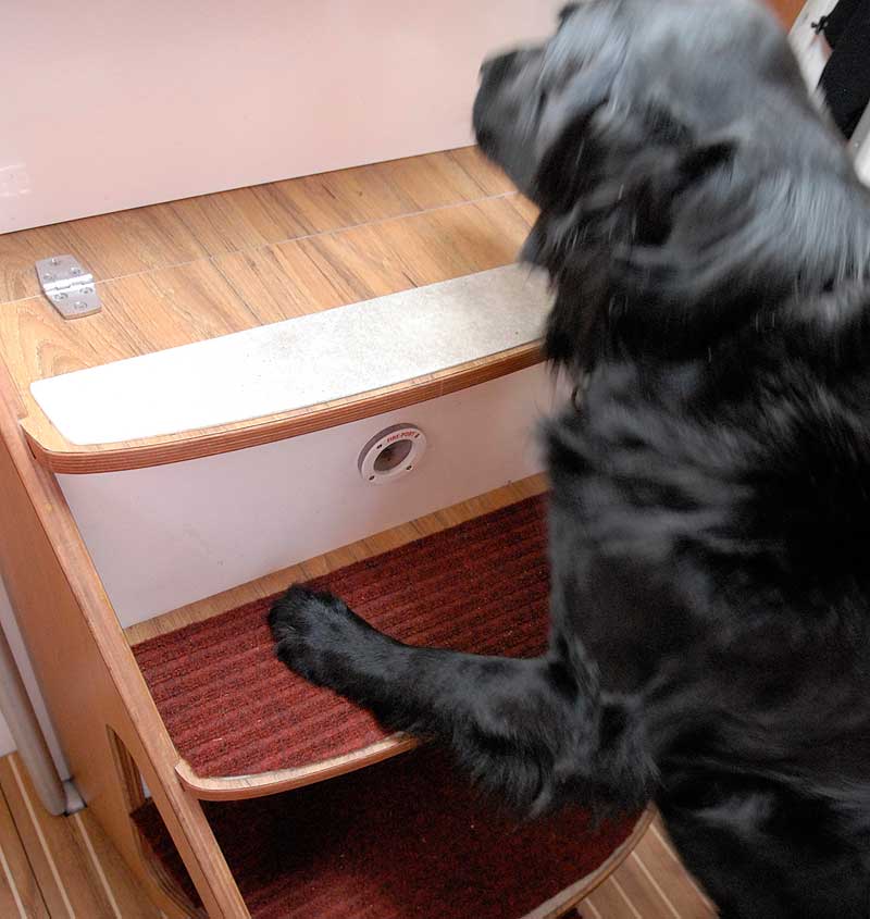 Bildet viser tepper og matter som kan være kjekt med hund i båt
