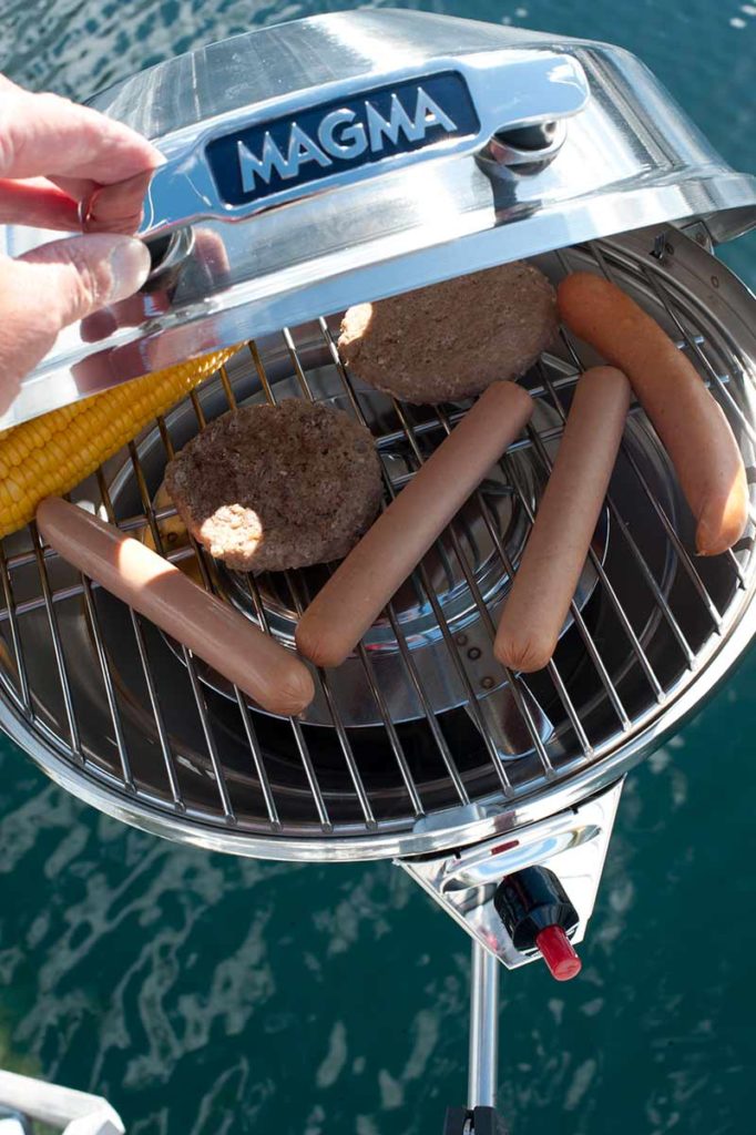 Bildet viser en grill, som er er kjekt utstyr til båten.