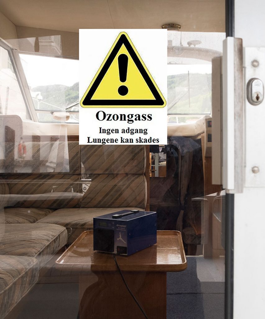 Bildet viser skilt som er hengt opp i forbindelse med en ozonbehandling for å fjerne vond båtlukt.